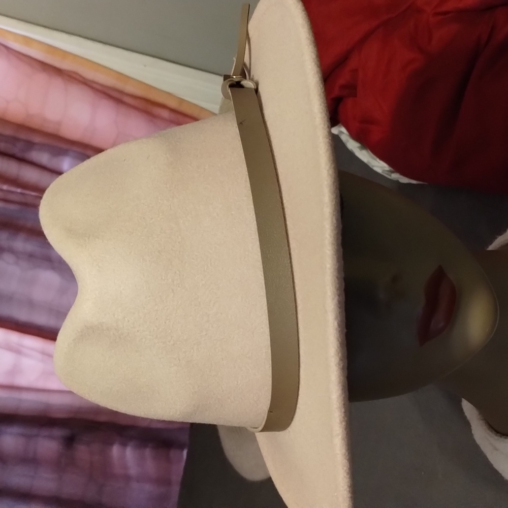 Beat hat one size looks great with a sundress
